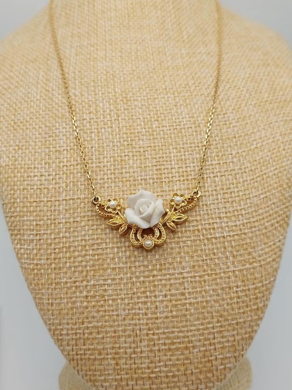 Dainty Romantic Porcelain Rose & Seed Pearl Pendant Vintage Gold-Tone Necklace
